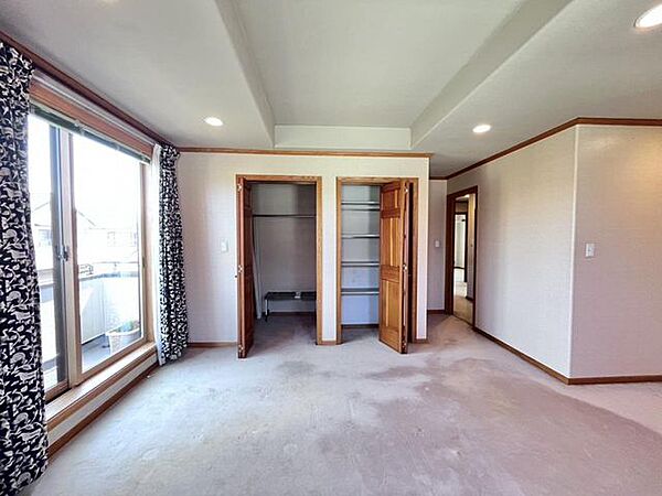 穏やかな光が差し込む室内には、穏やかな時間が流れます