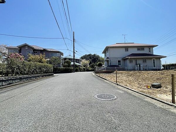 前面道路6ｍ公道でお車の出し入れもストレスなくできます！