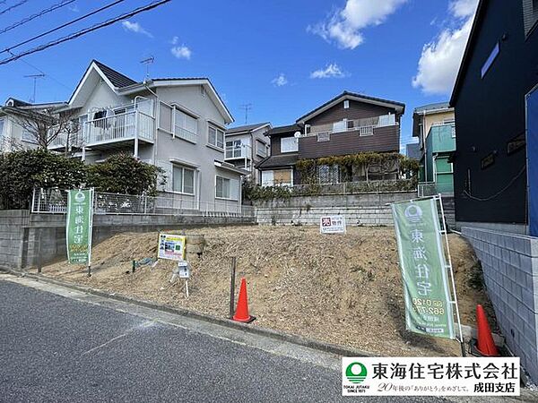 前面道路は6ｍとお車の出し入れもスムーズに可能