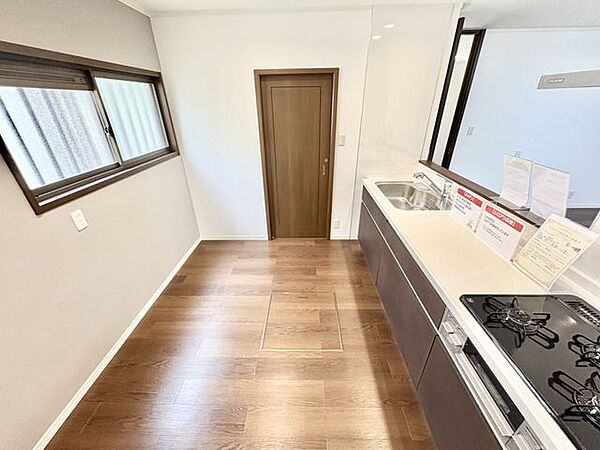 顔を合わせながら調理できるカウンタータイプのキッチンは開放的な雰囲気を創ります