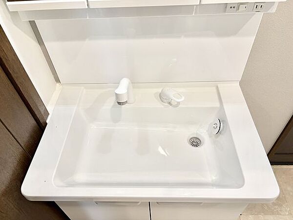 収納力と機能性に優れたお手入れラクラクのゆったりとした洗面台