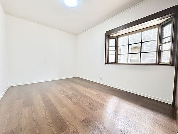 明るく、風通しの良い洋室は快適に過ごせます