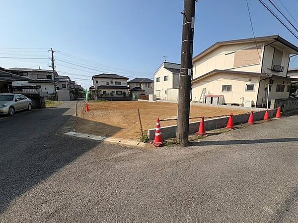 前面道路は車通りの少ない道路です。プライベートがしっかりと保たれる環境は、閑静な住宅街ならでは