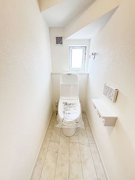 冬でも便座が暖かく清潔にお使いいただける温水洗浄便座です