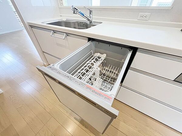 忙しい家事の手助けになるビルトイン食器洗乾燥機を標準装備。家事の負担を減らし、時短に