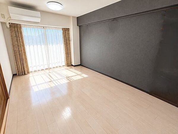 大きな窓のあるリビングは、陽光あふれる明るい空間です