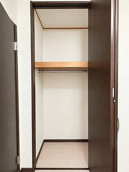 大きな収納付きでお片付けも楽になりますね