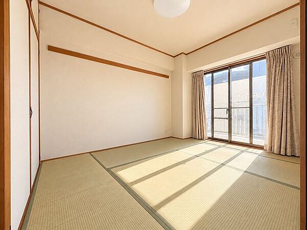 お子様の遊び場やお昼寝にも使えてあると便利な和室