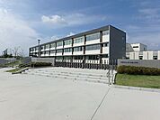 小学校「市立ゆいの杜小学校まで930m」