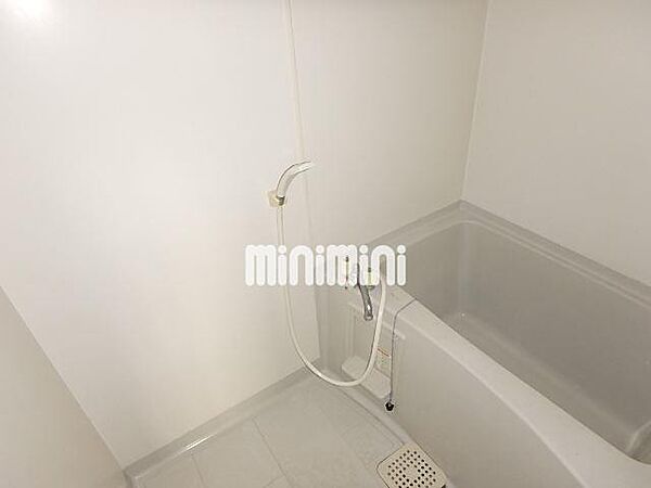 画像6:清潔感あるバスルーム。