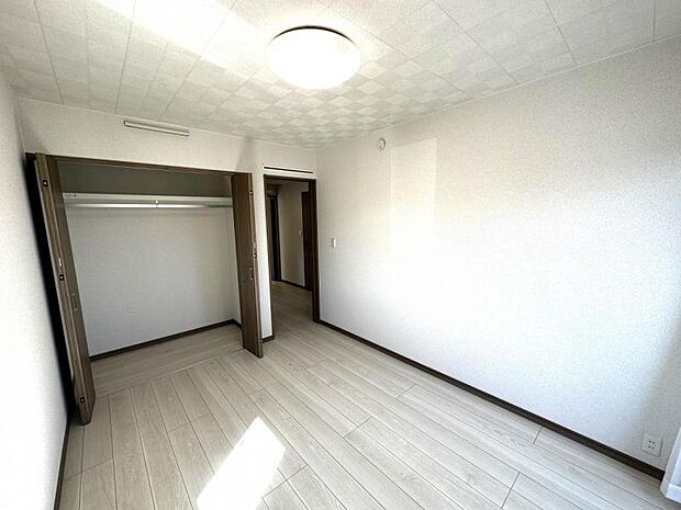 【洋室】全室収納完備で、居住空間を有効に使える快適スペースを実現！