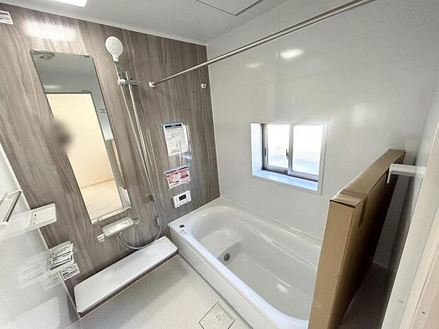 【浴室】換気乾燥機付きのユニットバスはゆとりあるリラックス空間。（同仕様）