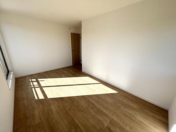 【寝室】明るい木目とクロスで室内を広く開放的に使用可能です。（同仕様）