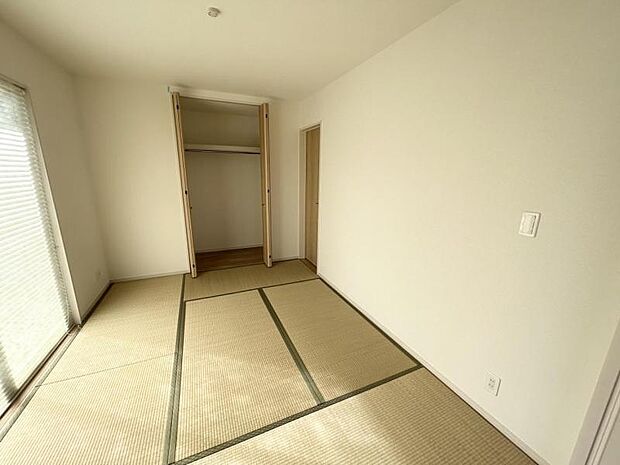 【和室】LDKの続き間である和室は、扉を開けて開放的に！廊下にも移動可能です！（同仕様）