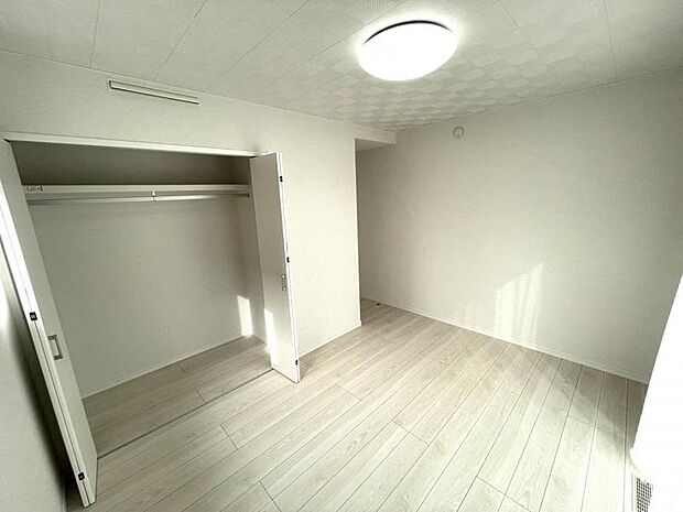【洋室】1階に洋室2部屋！明るい木目とクロスで居住スペースを広く開放的。