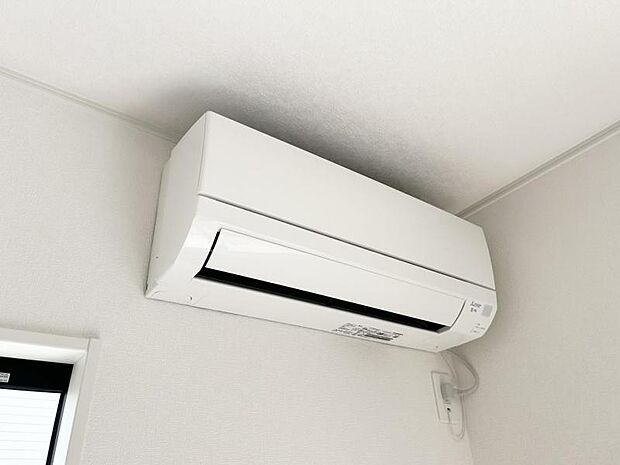 【エアコン】リビングにエアコンを配置！室内を快適に保ちます。