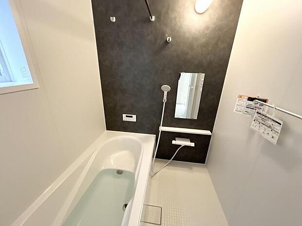 【浴室】浴室は1帖タイプでくつろぎやすさはそのままに、節水型の浴槽を採用！