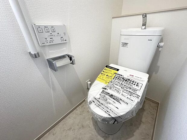 【トイレ】フチなし構造のトイレなら毎日のお手入れはサッとふき取ればＯＫ。
