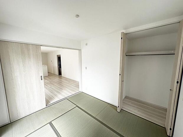 【和室】LDKの続き間である和室は、扉を開けて開放的に使用可能です。