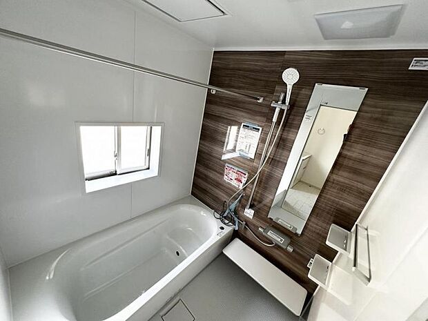 【浴室】換気乾燥機付きのユニットバスはゆとりあるリラックス空間。
