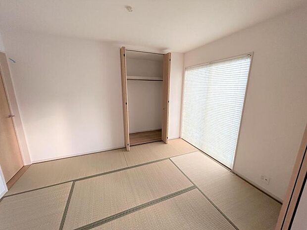 【和室】LDKの続き間である和室は、扉を開けて開放的に使用可能です。（同仕様）