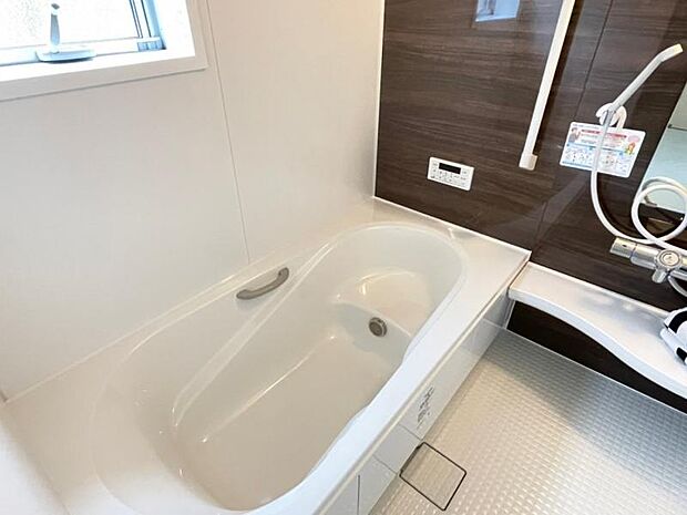 【浴室】浴室は1帖タイプでくつろぎやすさはそのままに、節水型の浴槽を採用！（同仕様）