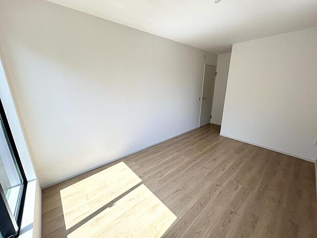 【寝室】全室収納完備で、居住スペースを広く開放的に使用可能です。