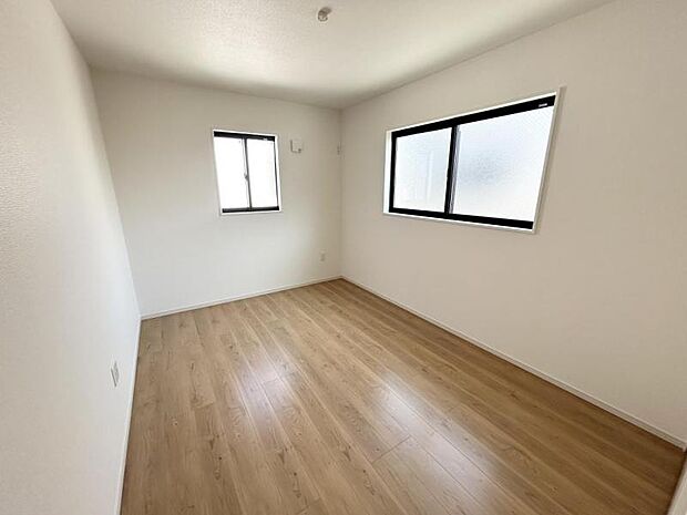 【洋室】シンプルなデザインの室内は、ご家族好みの室内にアレンジ可能です。