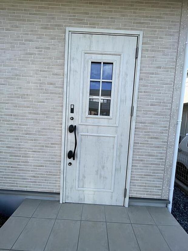 【玄関】モニター付きインターホンとダブルロックドアで安心のセキュリティー！