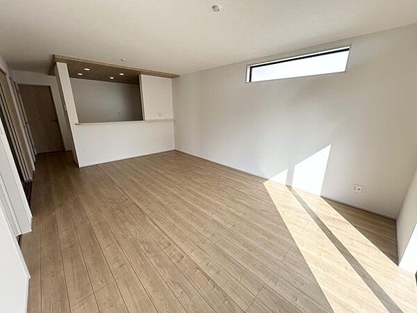 【リビング】大きな窓からあたたかな日差しと爽やかな風が通り抜ける家族の憩い空間！（同仕様）