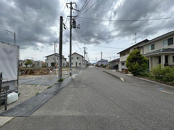 接道もゆとりがあり、車の出入りも楽々です。（6月11日撮影写真）