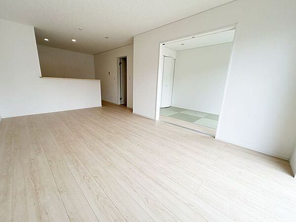 【リビング】続き間の和室はリビングから目が届くのでお子さんを遊ばせていても安心です！