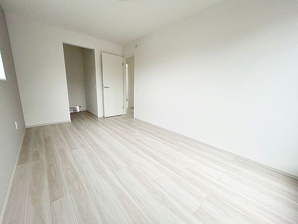 【寝室】大きな窓からあたたかな日差しと爽やかな風が通り抜ける洋室