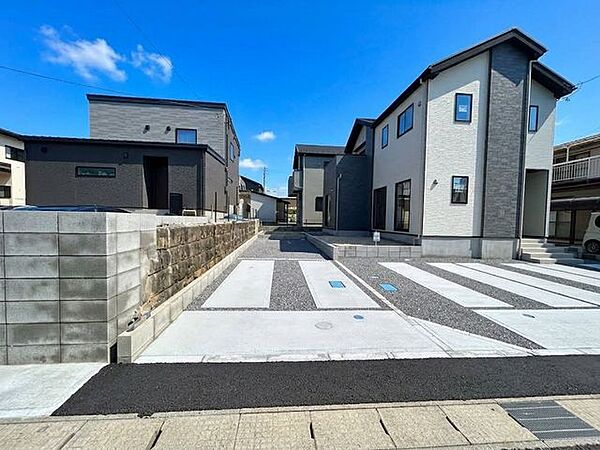 駐車3台！ご家族分はもちろん来客時にも嬉しいですね。（9月11日撮影写真）
