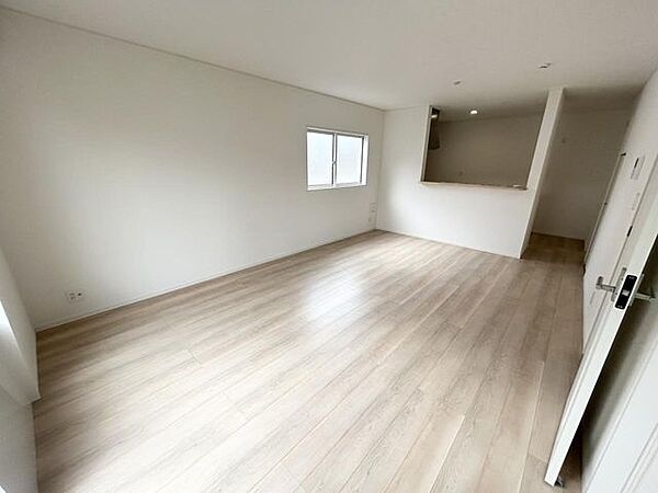 【リビング】カウンターの前にダイニングテーブルを配置して、料理の配膳もスムーズに！（同仕様）