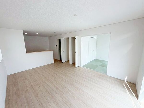 【リビング】家族の集うLDKは、明るい木目やクロスで部屋をよりひろくゆとりある空間に。（同仕様）