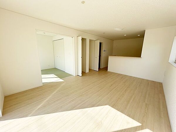 【リビング】家族の集うLDKは、明るい木目やクロスで部屋をよりひろくゆとりある空間に。