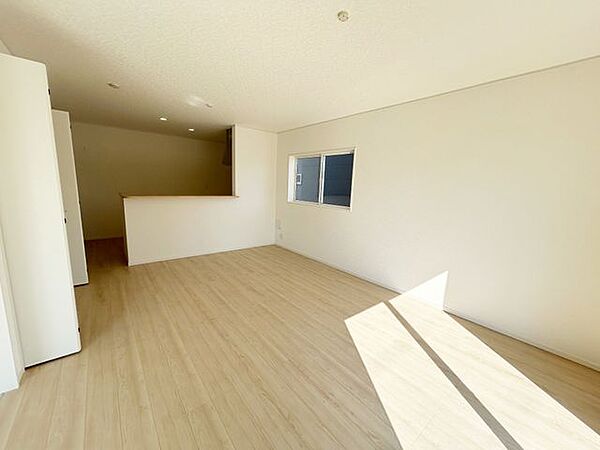 【リビング】カウンターの前にダイニングテーブルを配置して、料理の配膳もスムーズに！
