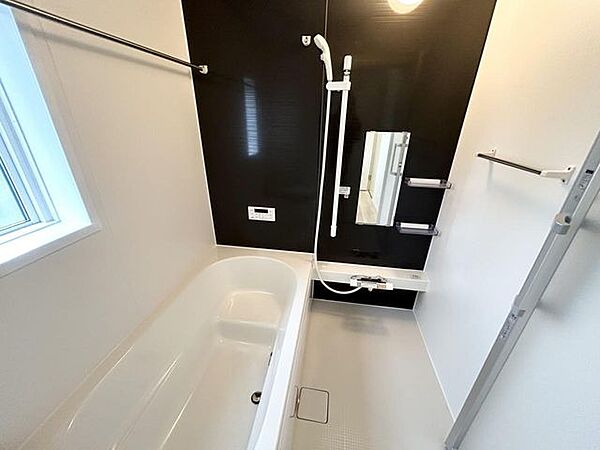【浴室】保温浴槽採用により追い焚きを減らす省エネ仕様！ゆとりある浴槽で家族浴も楽しめます。（同仕様）