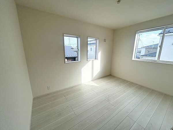 【洋室】全室収納完備で室内を整理整頓でき、居住スペースを広く開放的に使えます！（同仕様）