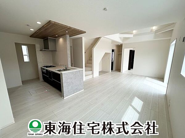【リビング】20帖のゆとりあるLDK！上部折り上げ天井仕様で室内に奥行きと開放感をプラスします。（同仕様）