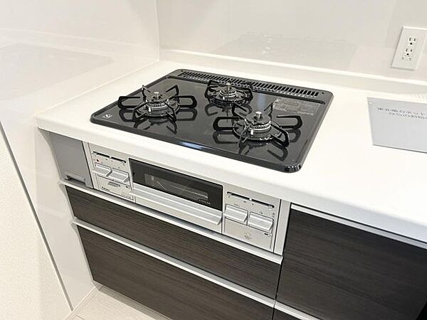 【コンロ】温度センサーを搭載したコンロで安全性も高い！3口あるのでフライパンや鍋も同時使用可能です。（同仕様）