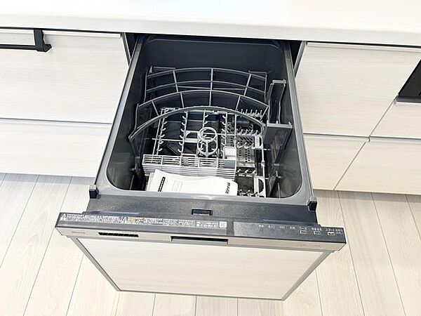 【食器洗乾燥機】手洗い時よりも水量を抑えられ、家事の負担も軽減します。（同仕様）