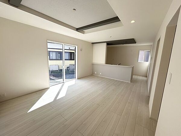 【リビング】「折上げ天井」を採用。構造部位としての梁を露出し天井を高く仕上げているので開放感が生まれます。（同仕様）