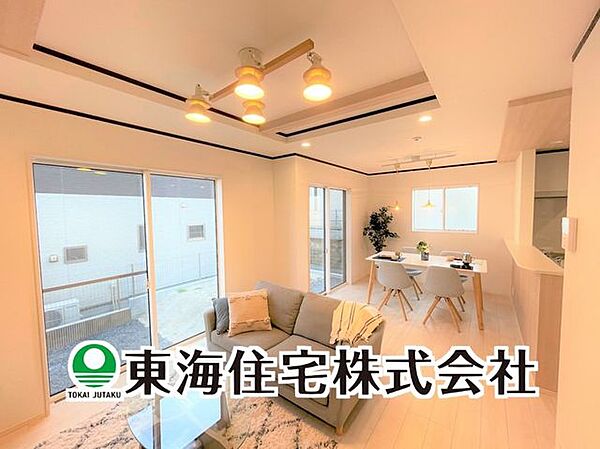 【リビング】20帖のゆとりあるLDK！上部折り上げ天井仕様で室内に奥行きと開放感をプラスします。（同仕様）