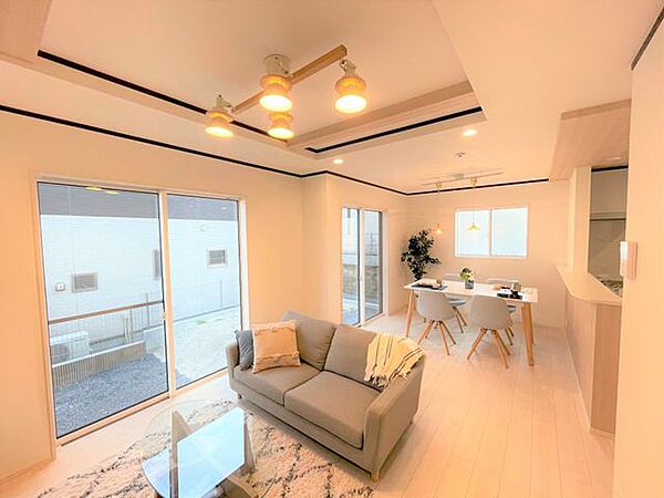 【リビング】「折上げ天井」を採用。構造部位としての梁を露出し天井を高く仕上げているので開放感が生まれます。（同仕様）