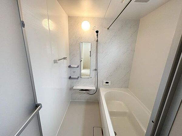 【浴室】換気乾燥機付きのユニットバスはゆとりあるリラックス空間。（同仕様）
