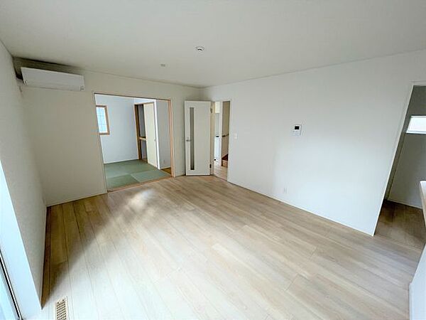 【リビング】続き間の和室はリビングから目が届くのでお子さんを遊ばせていても安心です！（同仕様）
