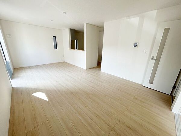 【リビング】明るい木目やクロスで部屋をよりひろくゆとりある空間に。家具選びも楽しくなりますね。