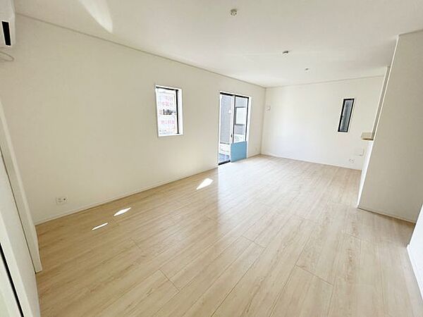 【リビング】シンプルなデザインの室内でお好きなインテリアにもマッチします！